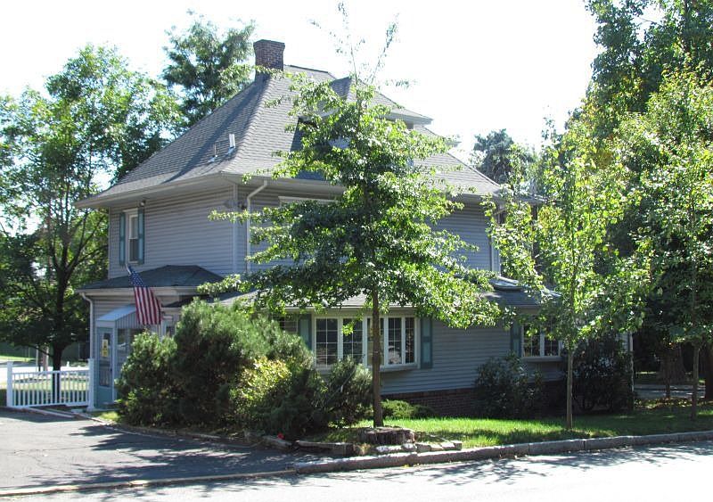 1st image of 254 Kingsland St