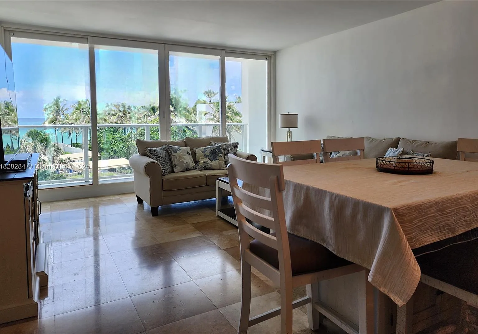Alexander Towers Condo — Photo 3