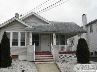 121 Chingarora Ave, Keyport, NJ 07735