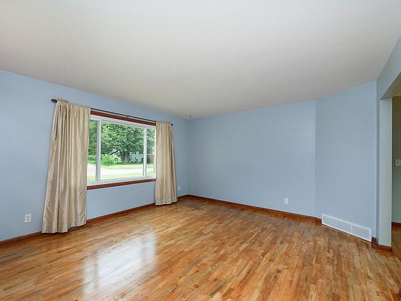 3rd image of 108 Lincolnwood Dr