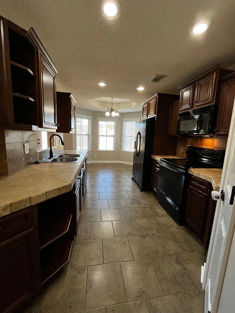 Beautiful 3-Bedroom Home in Bonaire Large Fenced Backyard! Minutes to RAFB — Photo 2