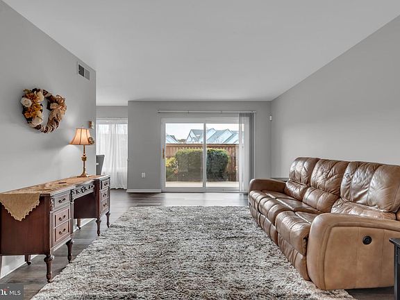 3rd image of 6916 Hanover Pkwy APT 100