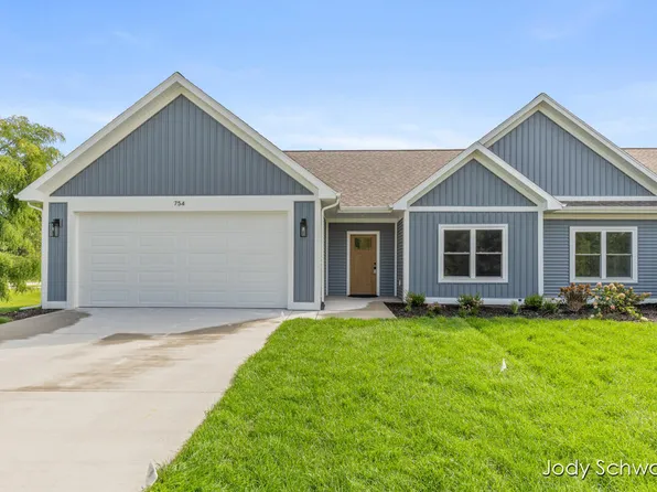 754 Noble Dr, Belding, MI 48809
