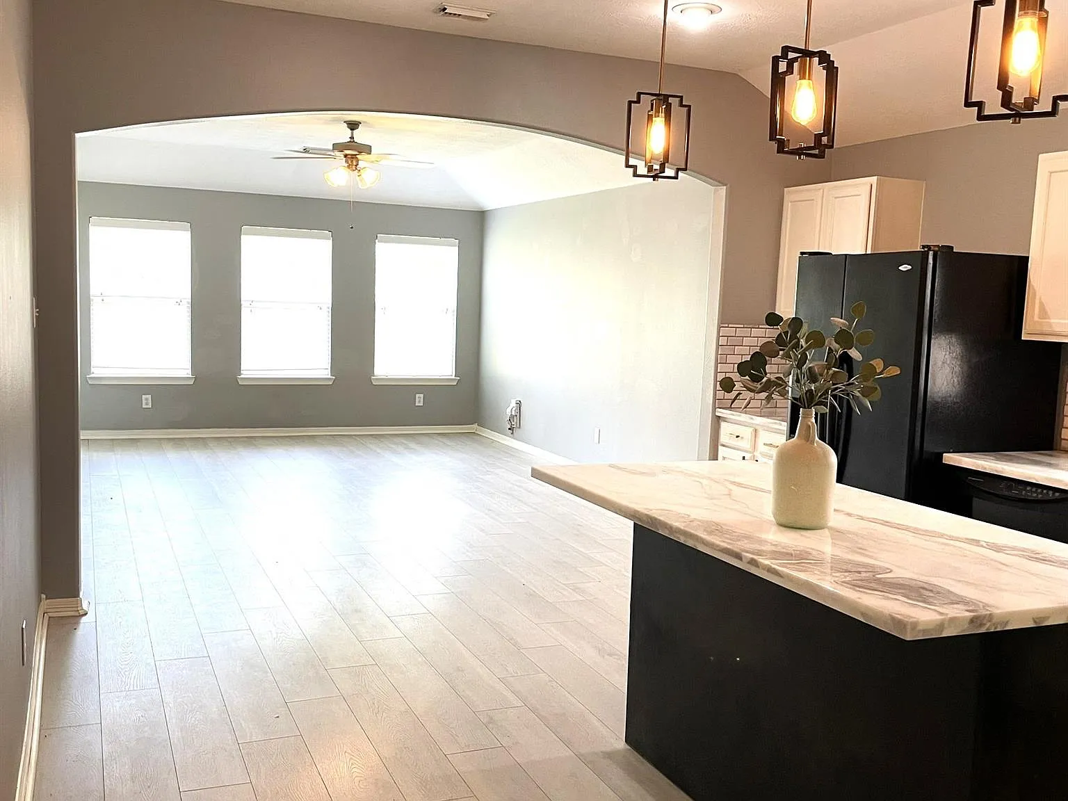 3 bed, 2.0 bath, 1644 sqft, $1,899 — Photo 3