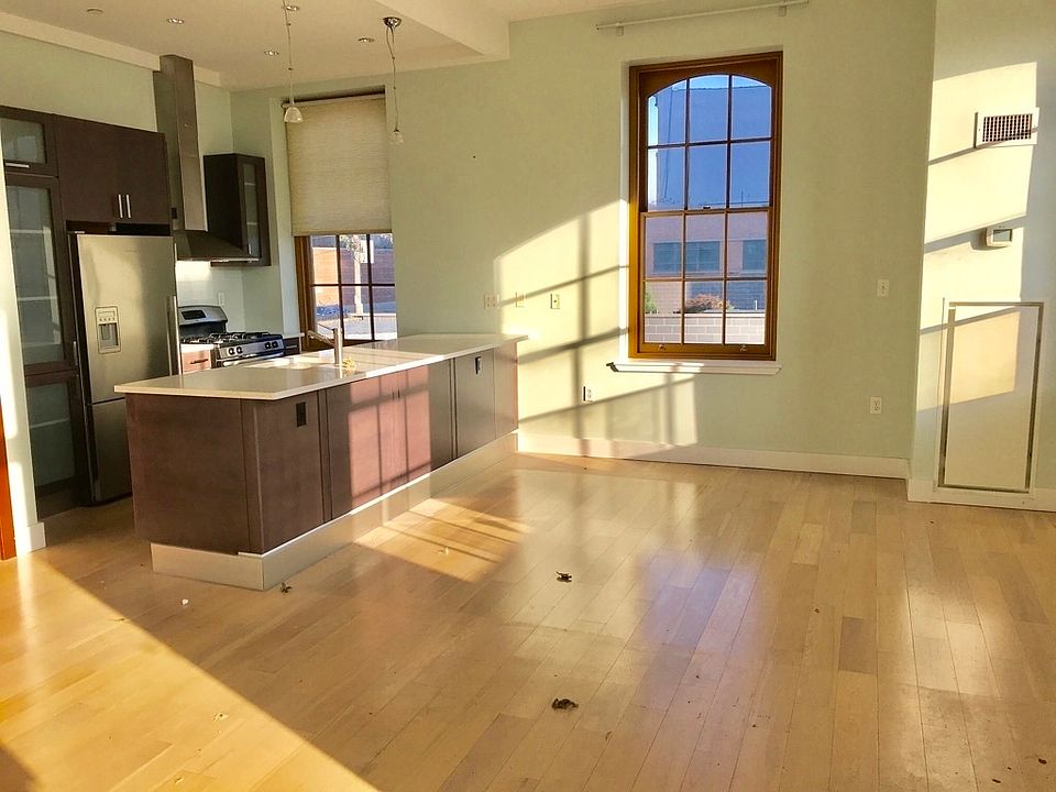 1st image of 31-01 Vernon Blvd #514
