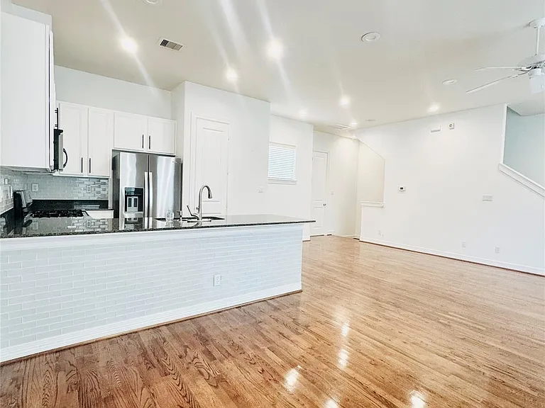 3846 Center St — Photo 3