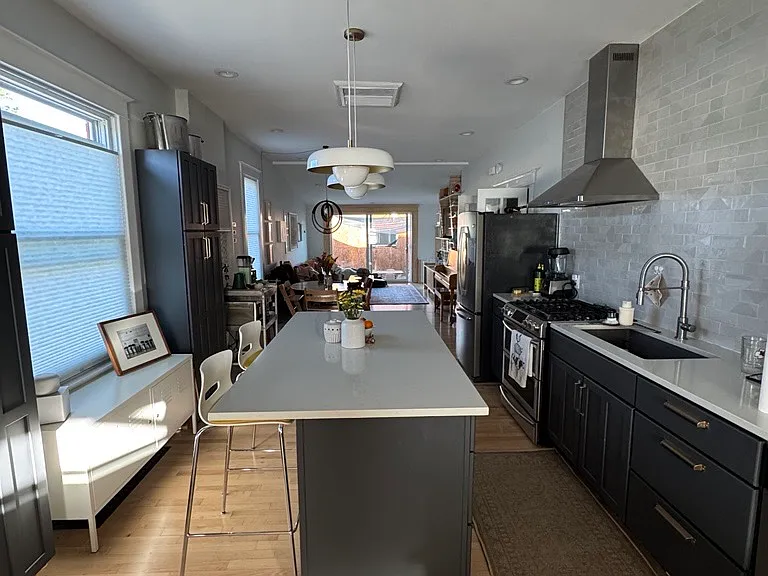 923 Galapago St — Photo 3