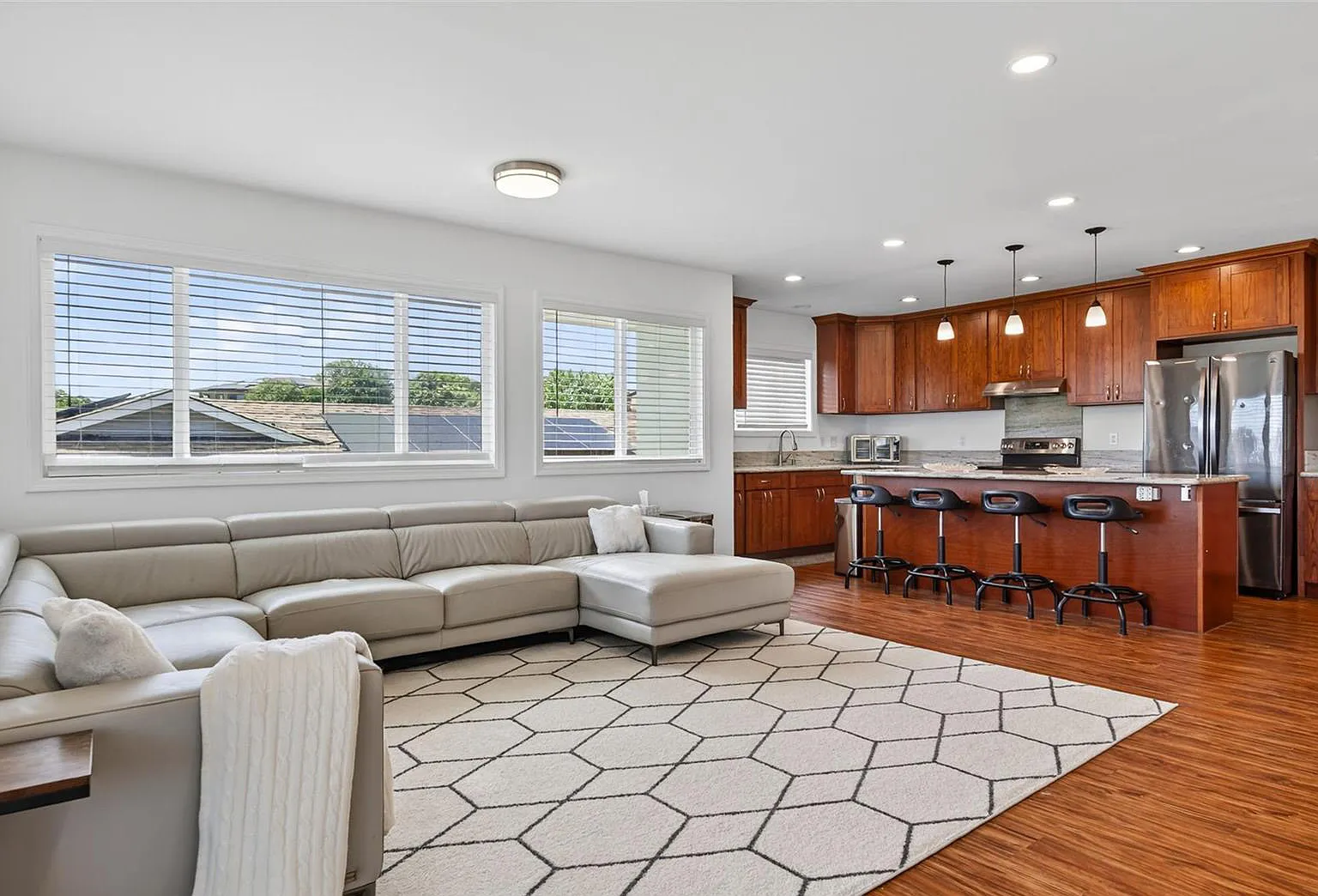 3 bed, 1700 sqft, $3,600 — Photo 3