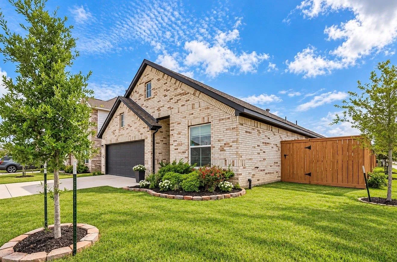 4 bed, 2.0 bath, 2131 sqft, $2,450 — Photo 3