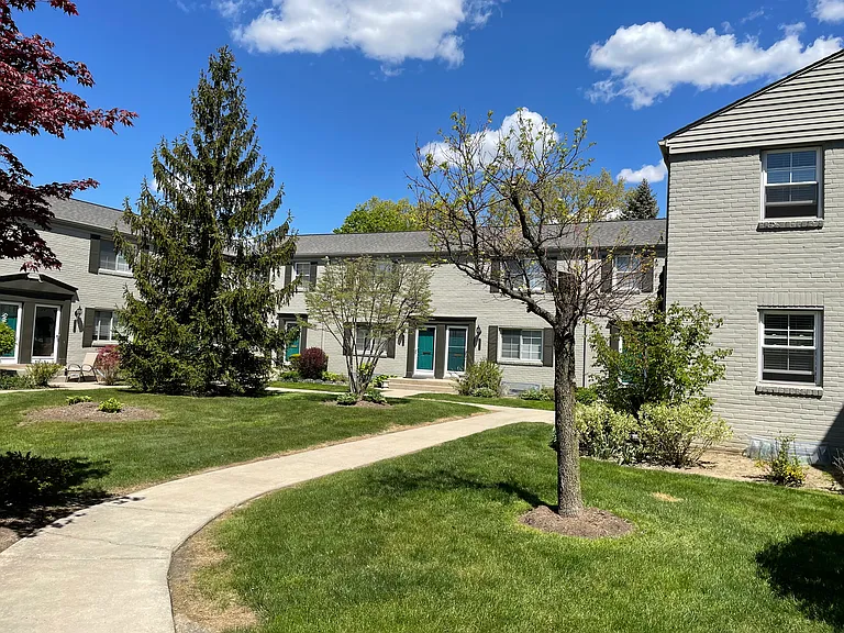 Sidewalk to 1620 Graefield