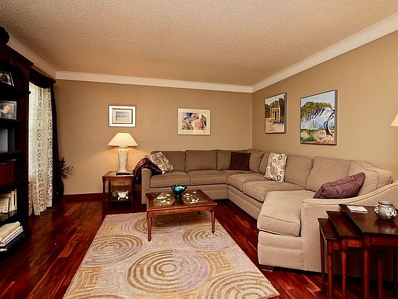 5th image of 9577 Woodleigh Ct