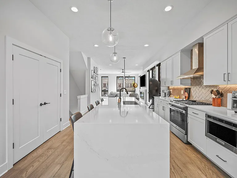1403 Superior Ave E — Photo 16