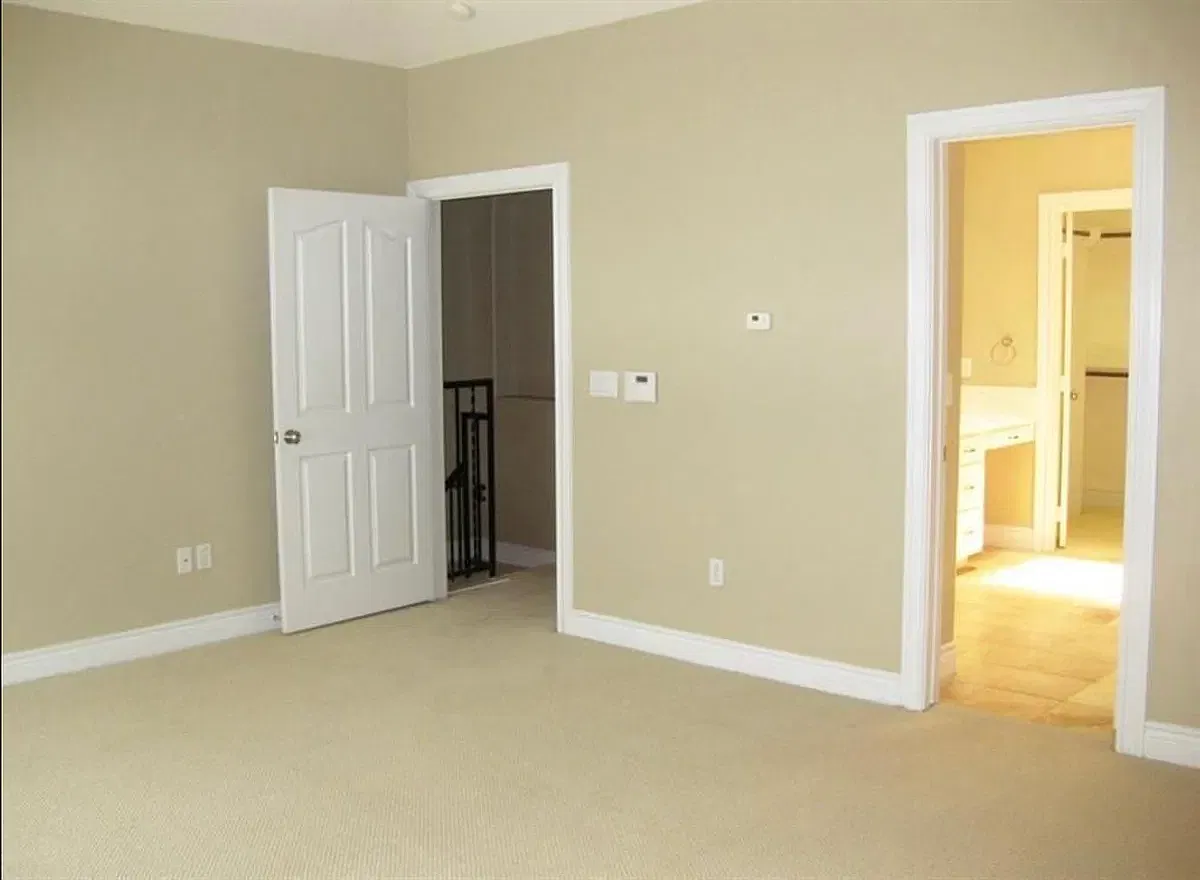 1 bed, 1.5 bath, 2000 sqft, $700 — Photo 2