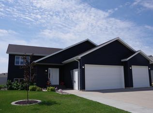1748 6th St E, Dickinson, ND 58601