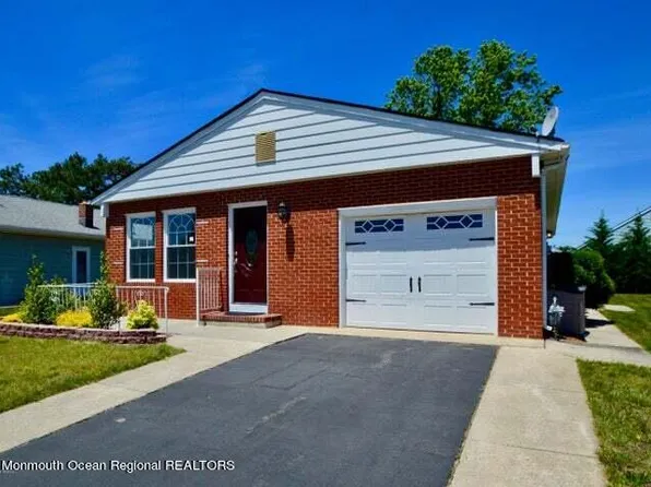 40 Woodstock Drive, Toms River, NJ 08757