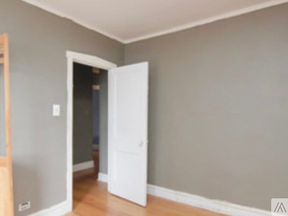 4th image of 4025 W Melrose St APT 2