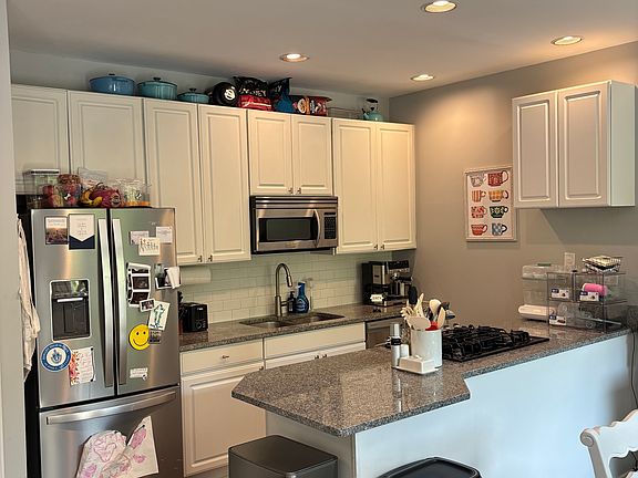 2nd image of 2825 N Wolcott Ave APT J