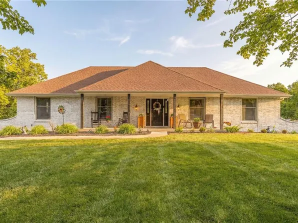 200 Cummings Dr, Gower, MO 64454