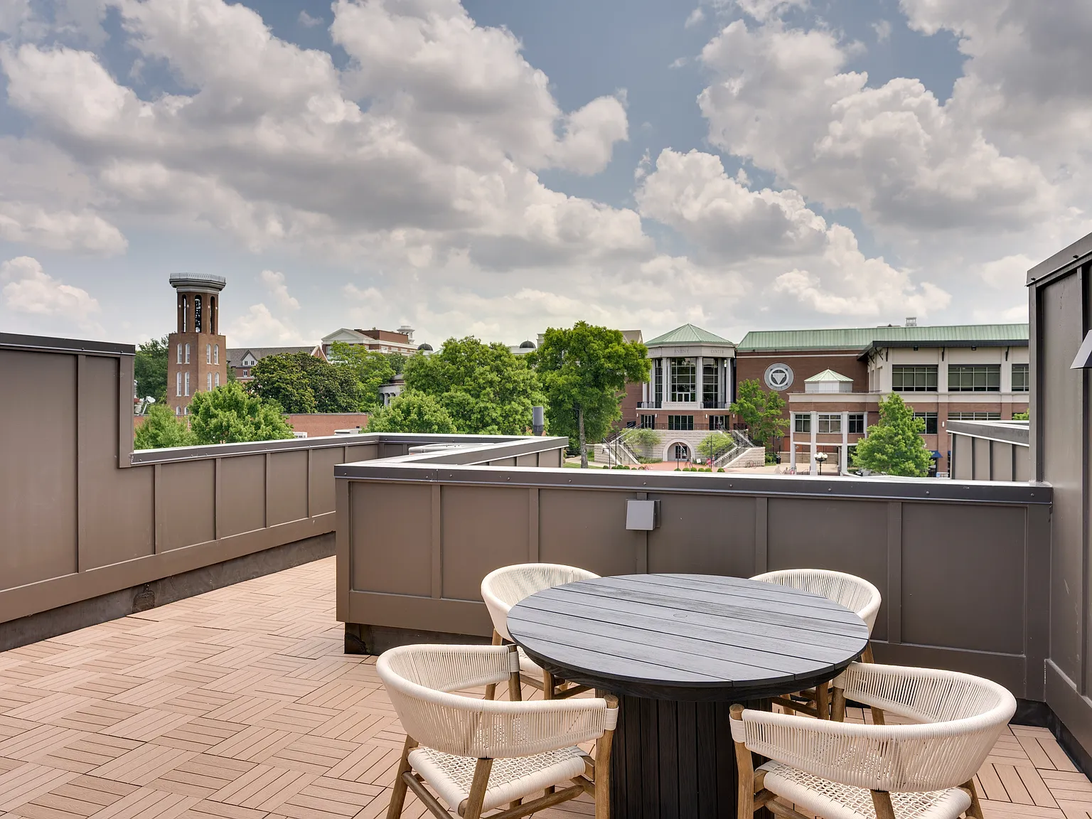 4 bed, 2350 sqft, $7,999 — Photo 4