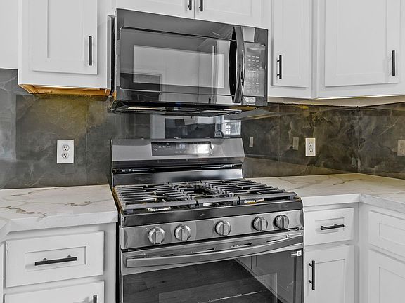 5th image of 710 W 10th St