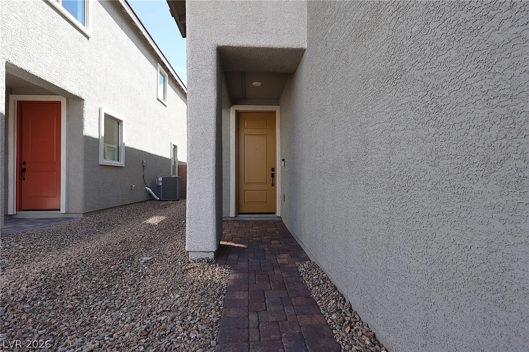 5 bed, 3.0 bath, 2206 sqft, $2,395 — Photo 2