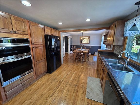 4th image of 106 Thorndike Ln