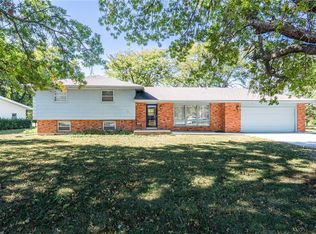 215 S Cleveland St, Garnett, KS 66032