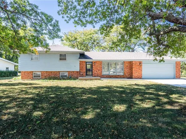 215 S Cleveland St, Garnett, KS 66032