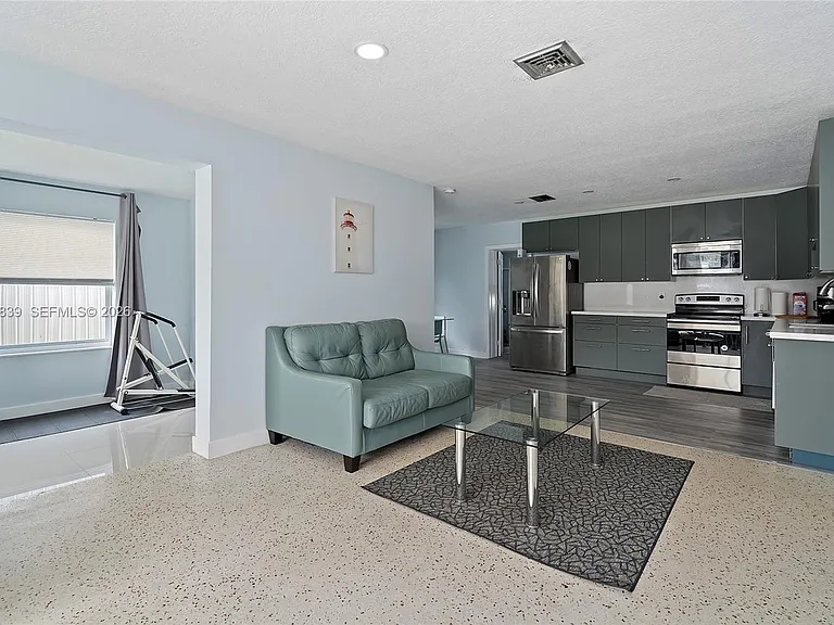 644 SW 7th Ct — Photo 6
