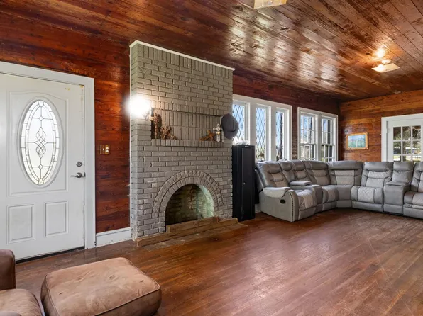 101 W Planters St, San Augustine, TX 75972