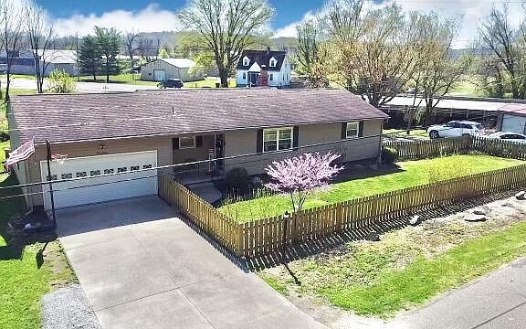 2nd image of 120 Lynwood Ln
