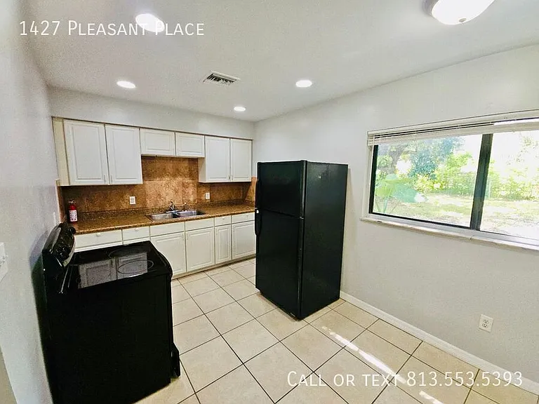 1427 Pleasant Pl — Photo 8