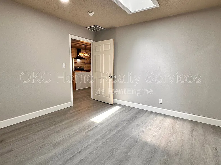 1617 N Christine Dr — Photo 17