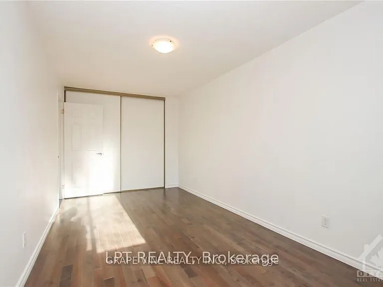 121 Erin Cres — Photo 17