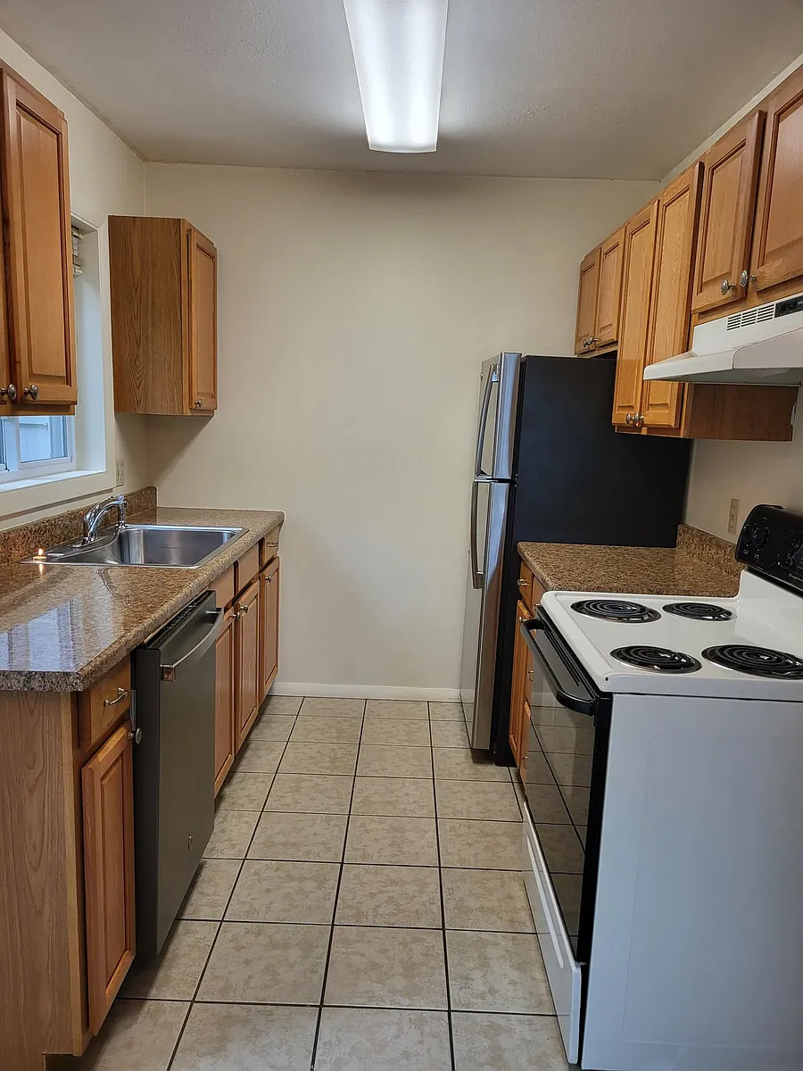 1st floor kitchen - P2 Grandview Dr #P2