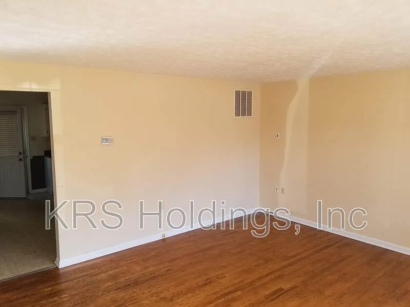 3 bed, 1.5 bath, 1800 sqft, $1,800 — Photo 3
