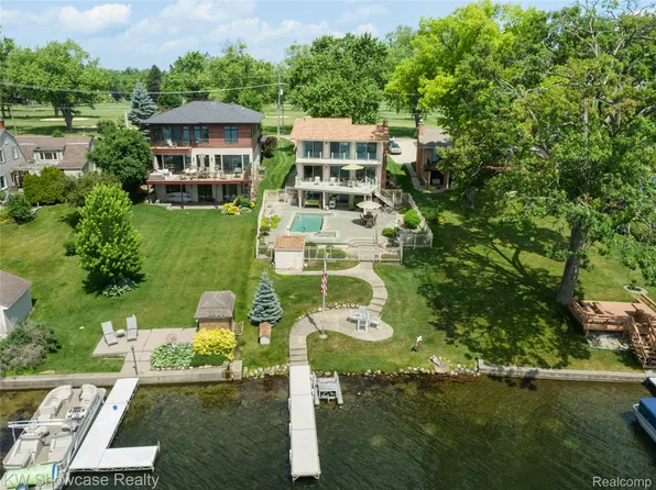 8741 Edgewood Park Dr, Commerce Township, MI 48382