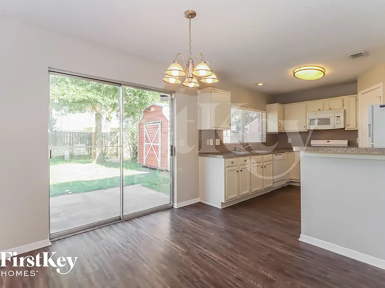 21219 Park Bluff Dr — Photo 5