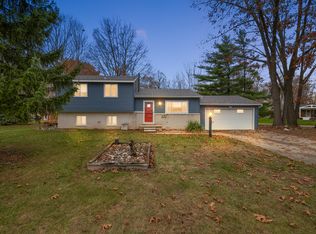 876 Ridgemont St, Commerce Township, MI 48382