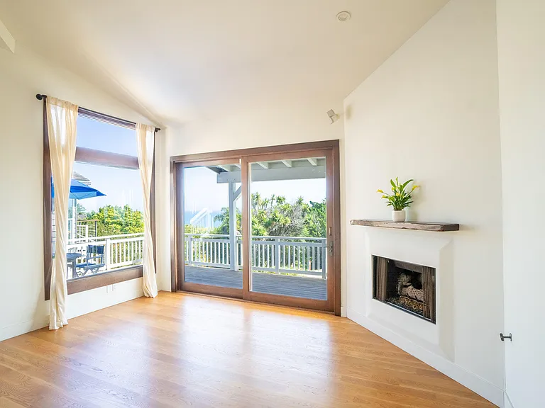 2521 Whitney Ave — Photo 4