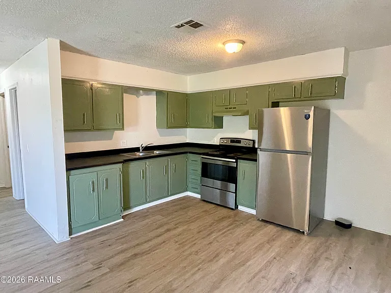 391 W Railroad St #5 — Photo 3