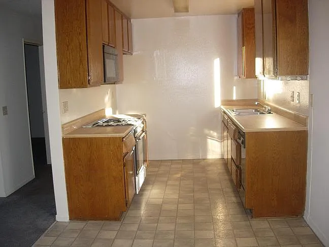 13935 Kornblum Ave — Photo 5