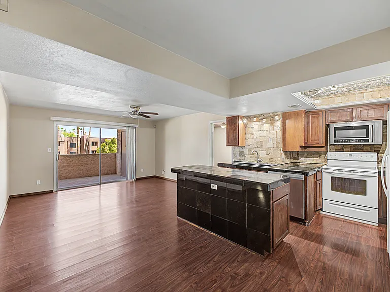540 N May St #3106 — Photo 8