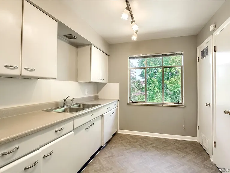 35 N Washington #27 — Photo 6