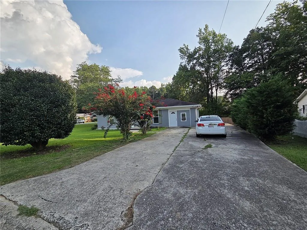 4 bed, 2.0 bath, 1040 sqft, $2,300 — Photo 2