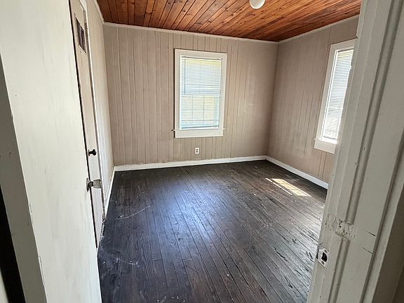 2nd image of 15 Hilltop St