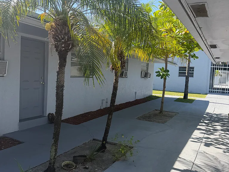 760 SW 8th St #4 — Photo 9