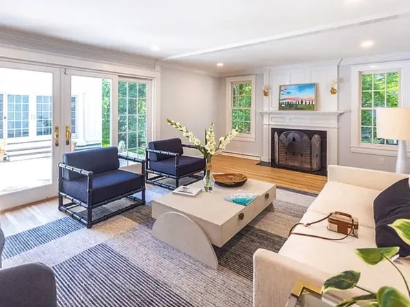 302 Grove St #302, Wellesley, MA 02482