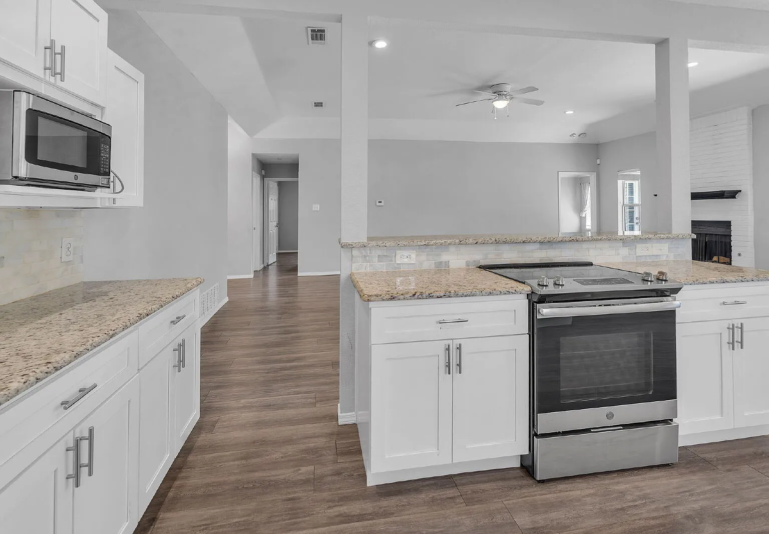 3 bed, 2.0 bath, 1834 sqft, $2,600 — Photo 3