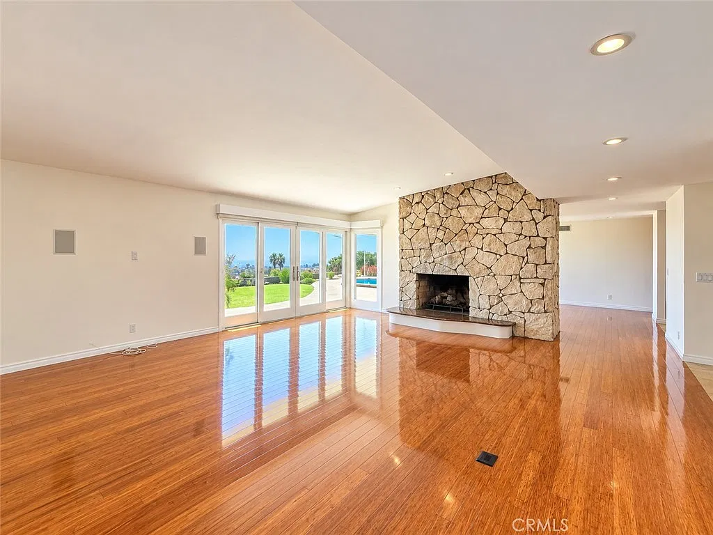 3 bed, 2.5 bath, 2622 sqft, $11,995 — Photo 4